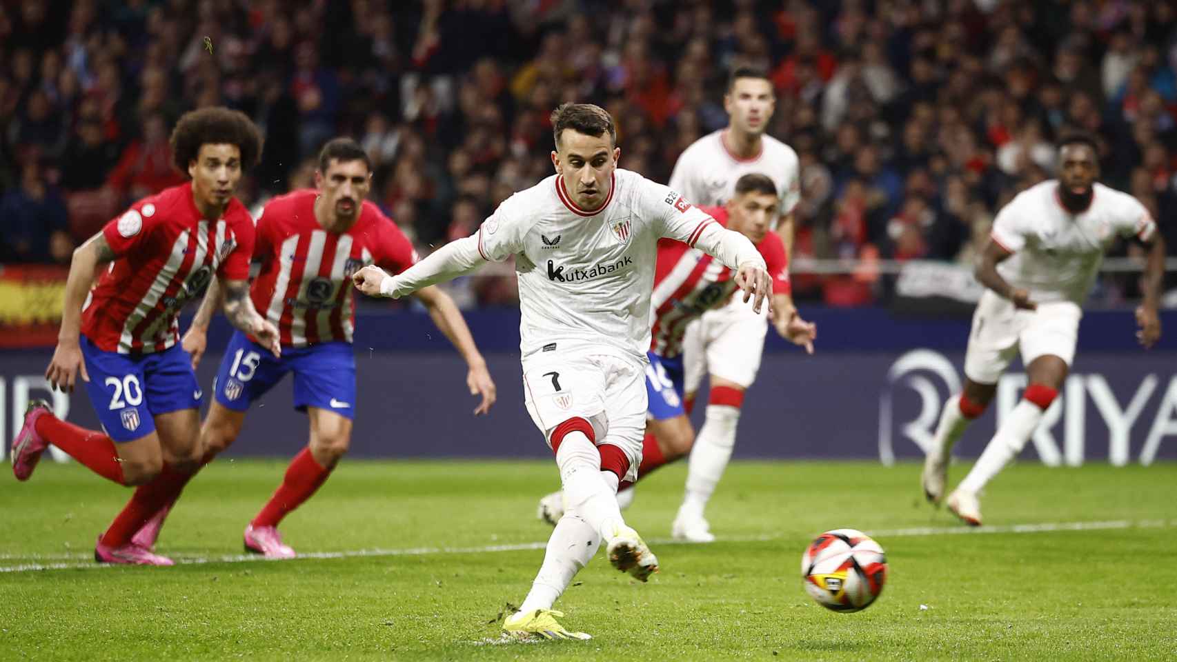 Berenguer ejecuta el penalti para anotar el primer gol del Athletic.