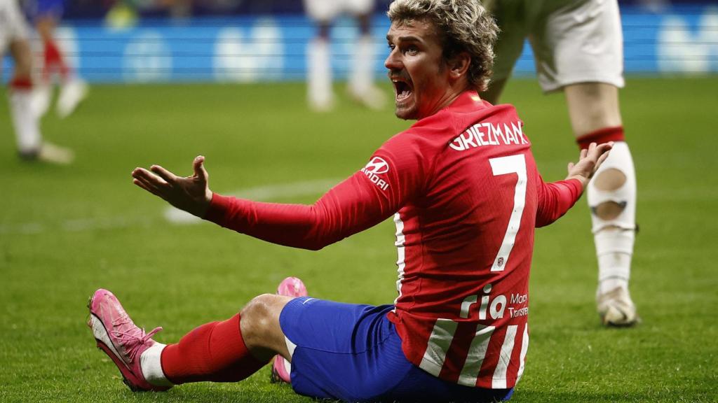 Griezmann pide una acción en el partido.