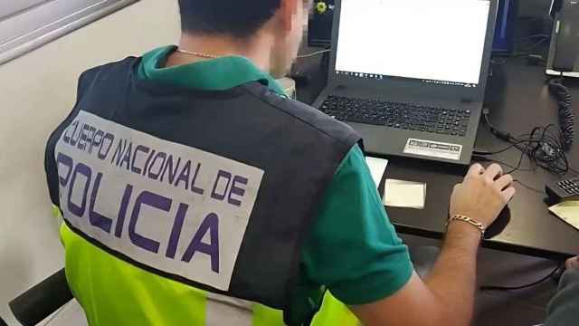 Imagen de archivo de un agente de la Policía Nacional investigando varias denuncias puestas en Burgos por extorsión