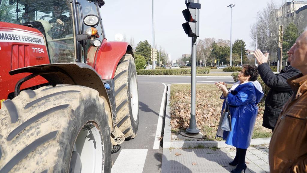 Unos ciudadanos apoyan a los agricultores y ganaderos este pasado martes en Valladolid