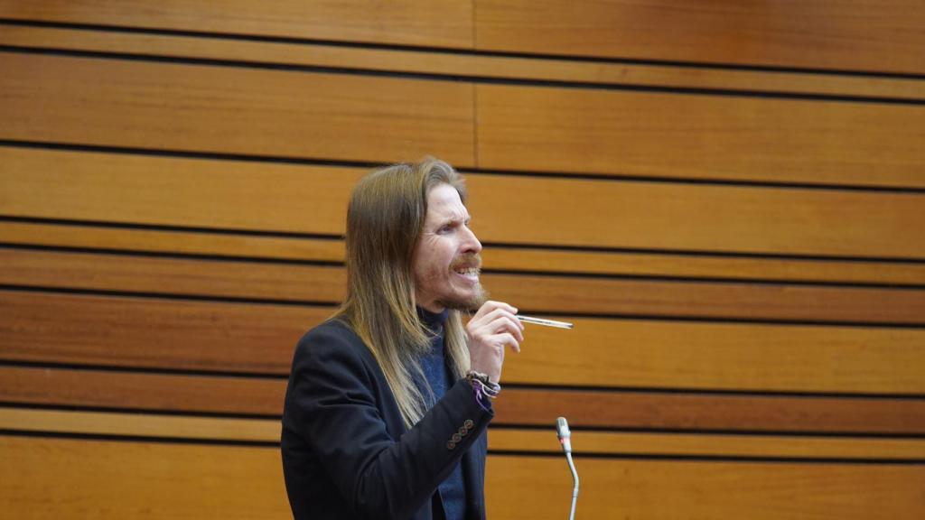 El portavoz de Podemos Pablo Fernández en el Pleno de las Cortes de Castilla y León