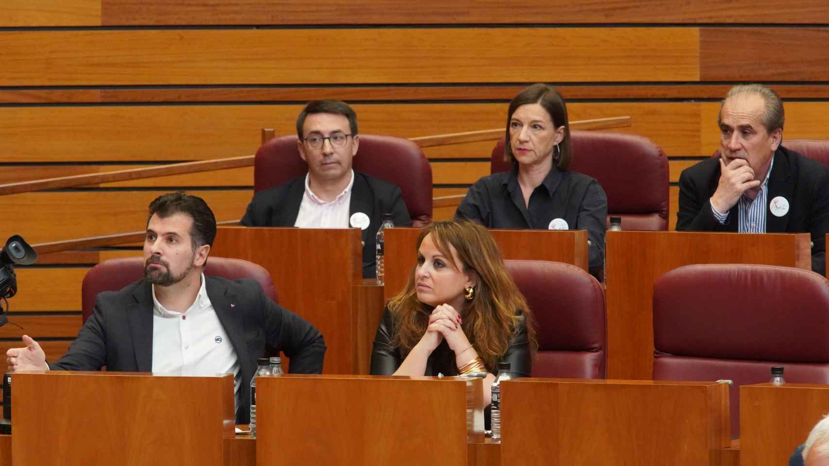 El portavoz socialista Luis Tudanca en el pleno de las Cortes de Castilla y León junto a Patricia Gómez