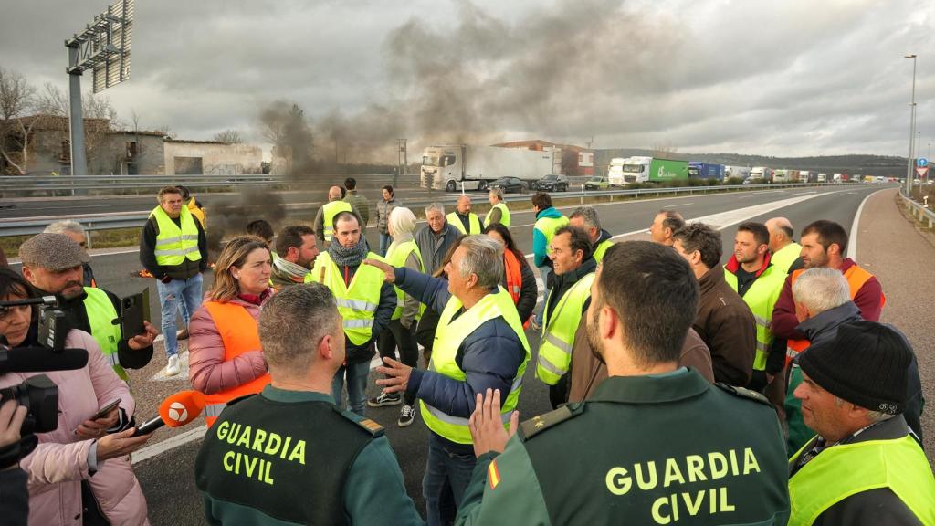 Agricultores y ganaderos en la A-62
