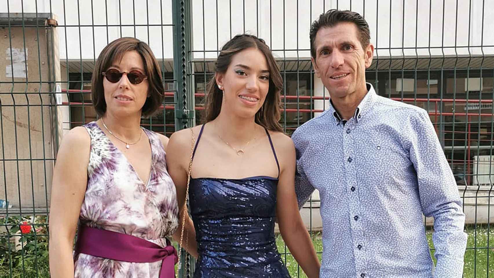 Estela, en el centro de la imagen, junto a Yolanda y Juan Carlos, sus padres