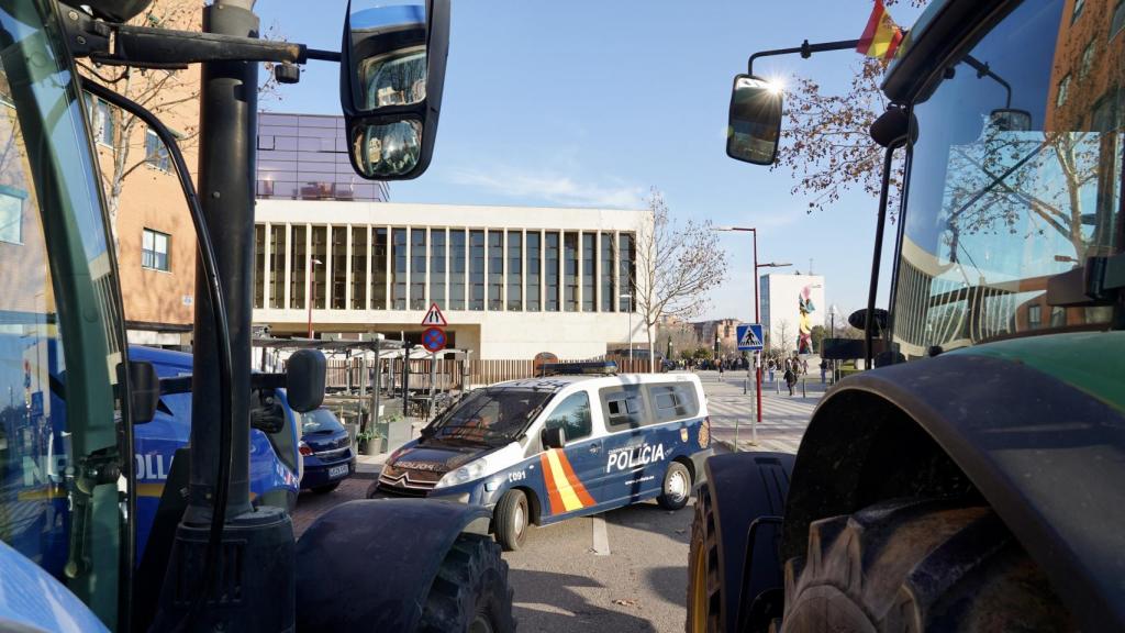 Tractores en las inmediaciones de las Cortes de Castilla y León este pasado martes