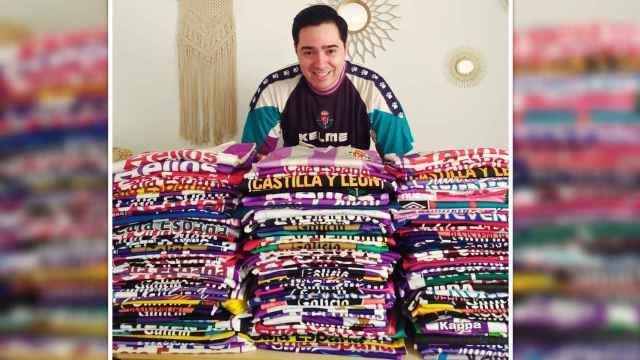 Jesús Alberto con su colección de 150 camisetas del Real Valladolid