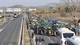 Autovía de Zamora bloqueada por los agricultores