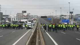 Agricultores y ganaderos cortan la A-1 en Burgos este miércoles