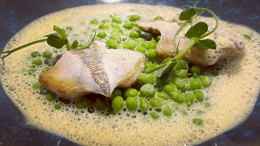 Un plato de guisante de Laguna de Duero con cococha de merluza y gazpachuelo, del restaurante La Cocina de Manuel.