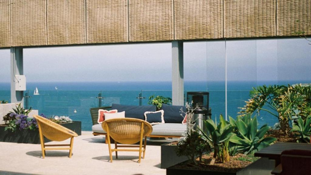 La terraza del restaurante, con vistas al mar.
