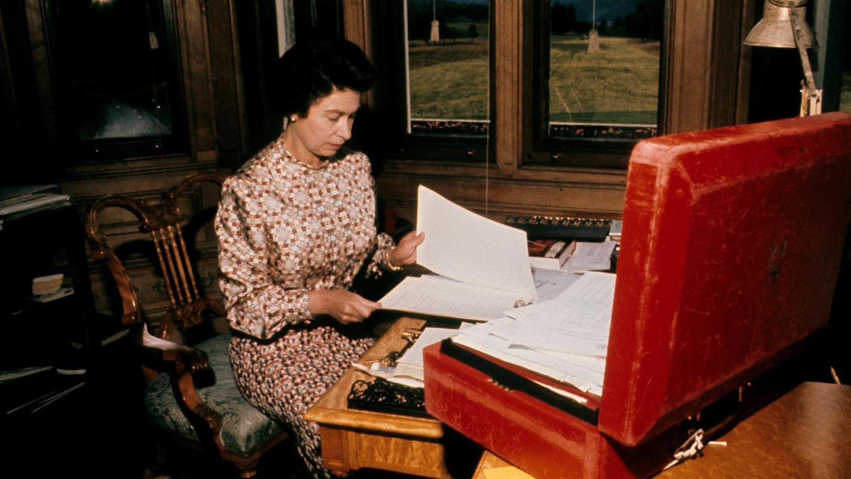 La reina Isabel II con su caja roja.