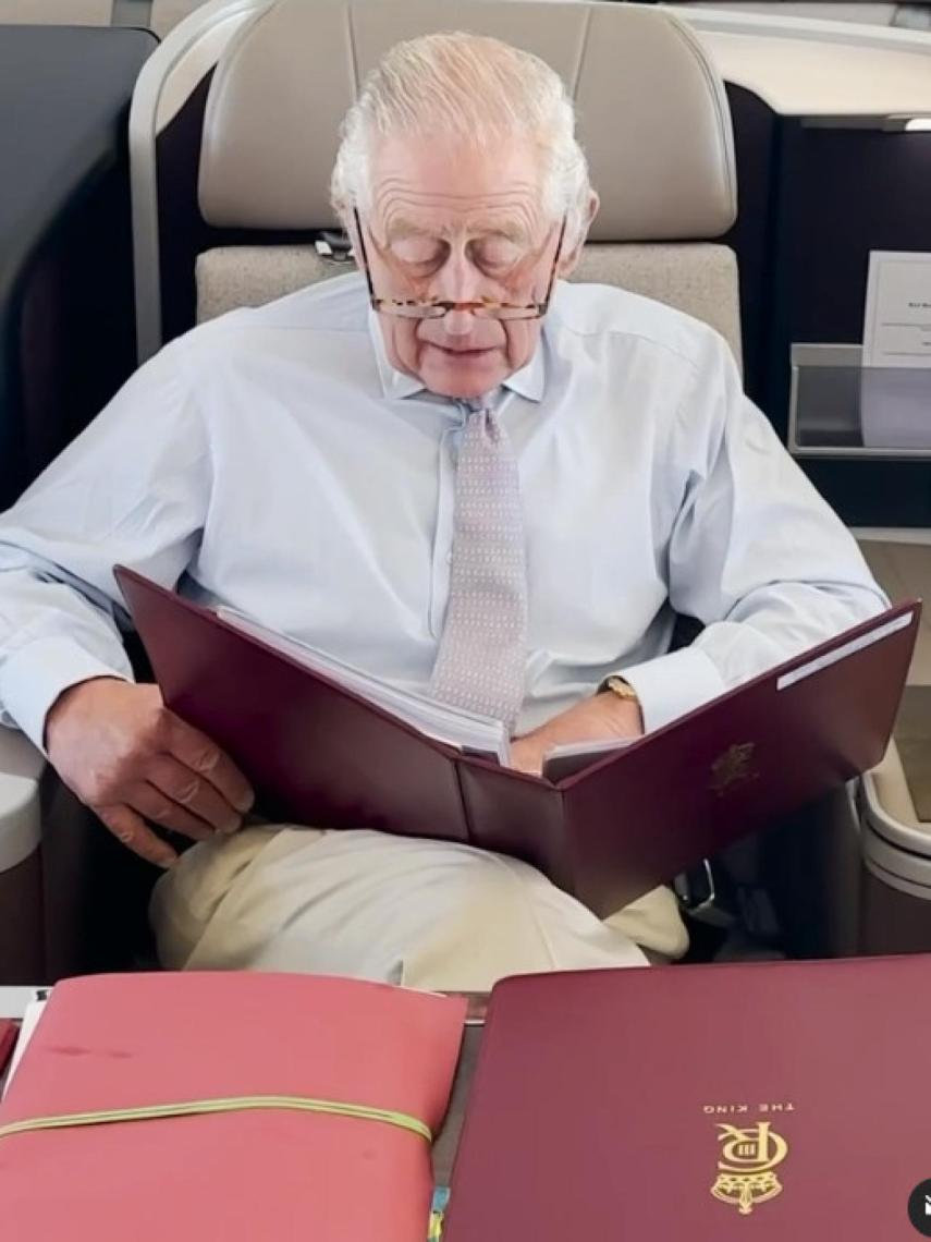 Carlos III leyendo los documentos que contiene la caja roja. Imagen de octubre de 2023.