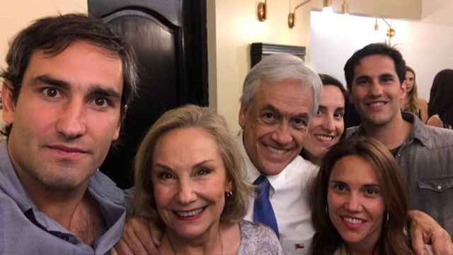 Sebastián Piñera, junto a su mujer y sus cuatro hijos, en una imagen de las redes sociales.