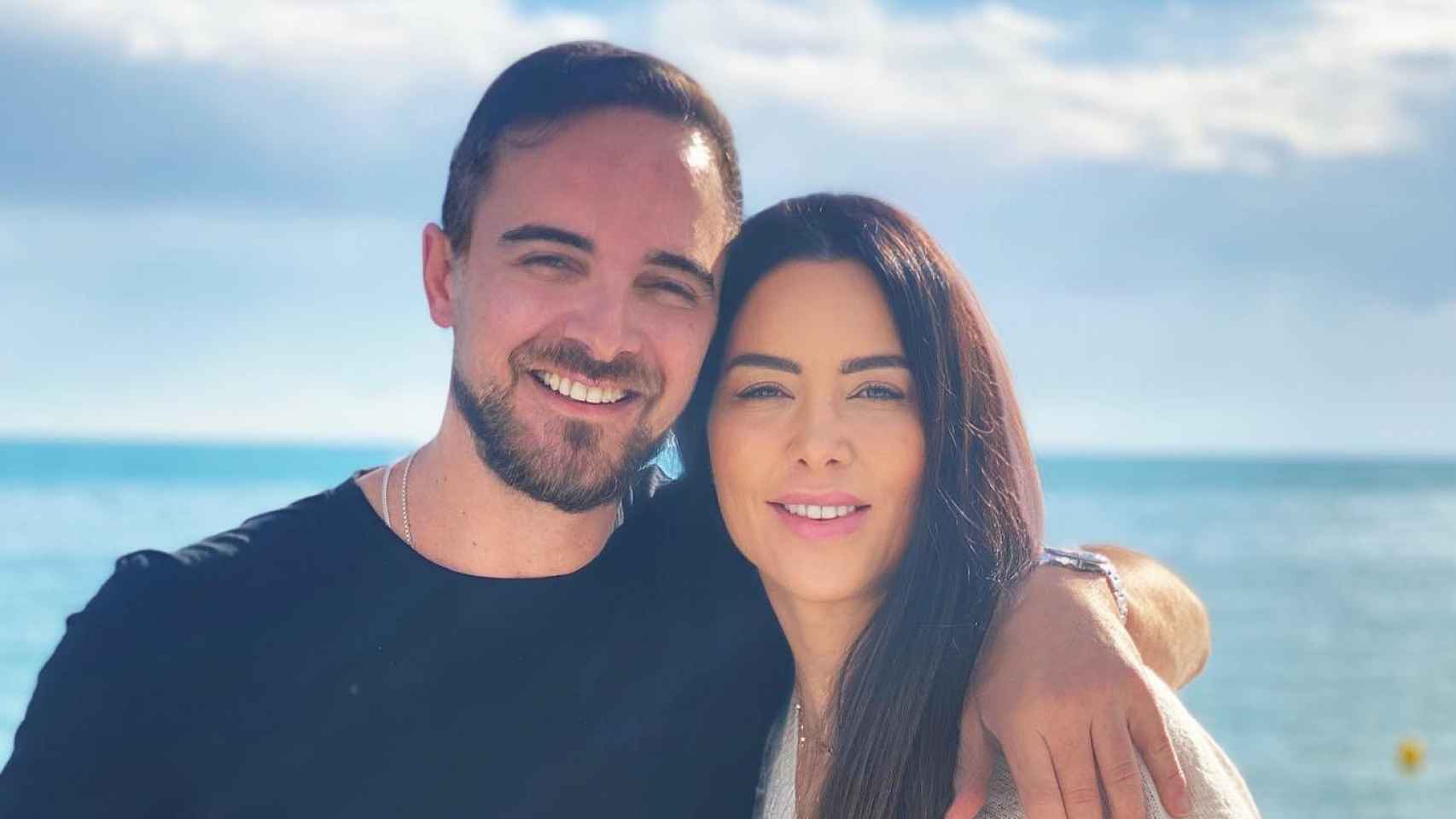 Julián Bayón junto a su esposa, Vania Millán, en una imagen de sus redes sociales.