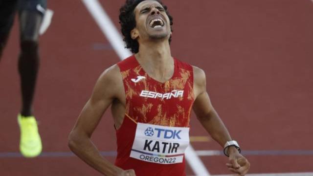 Mohamed Katir con gesto de sufrimiento tras una carrera