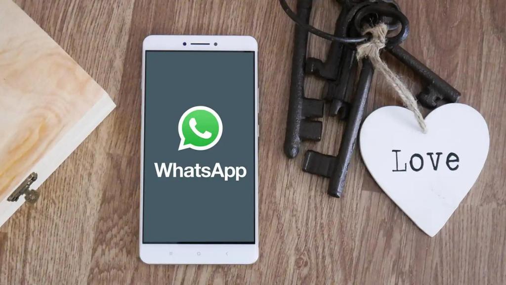 Móvil con WhatsApp junto a llavero