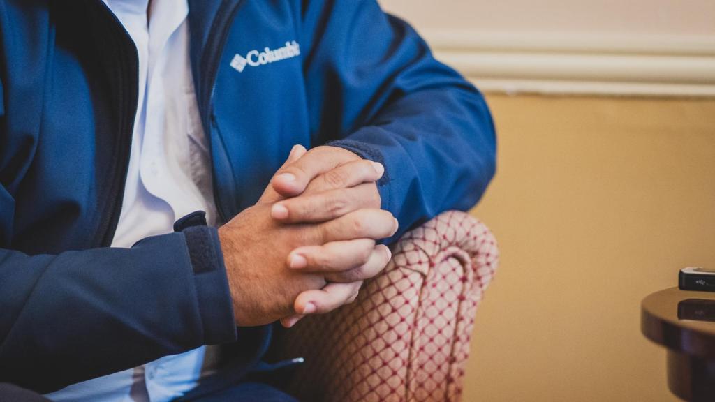 Detalle durante la entrevista.