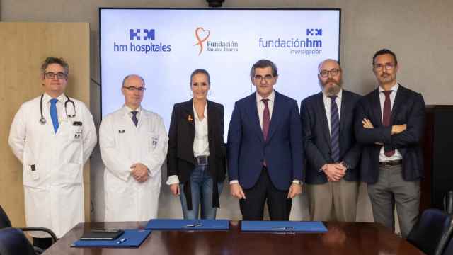 Los representantes de HM Hospitales y de la Fundación Sandra Ibarra después de la firma del acuerdo de colaboración.