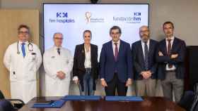 Los representantes de HM Hospitales y de la Fundación Sandra Ibarra después de la firma del acuerdo de colaboración.