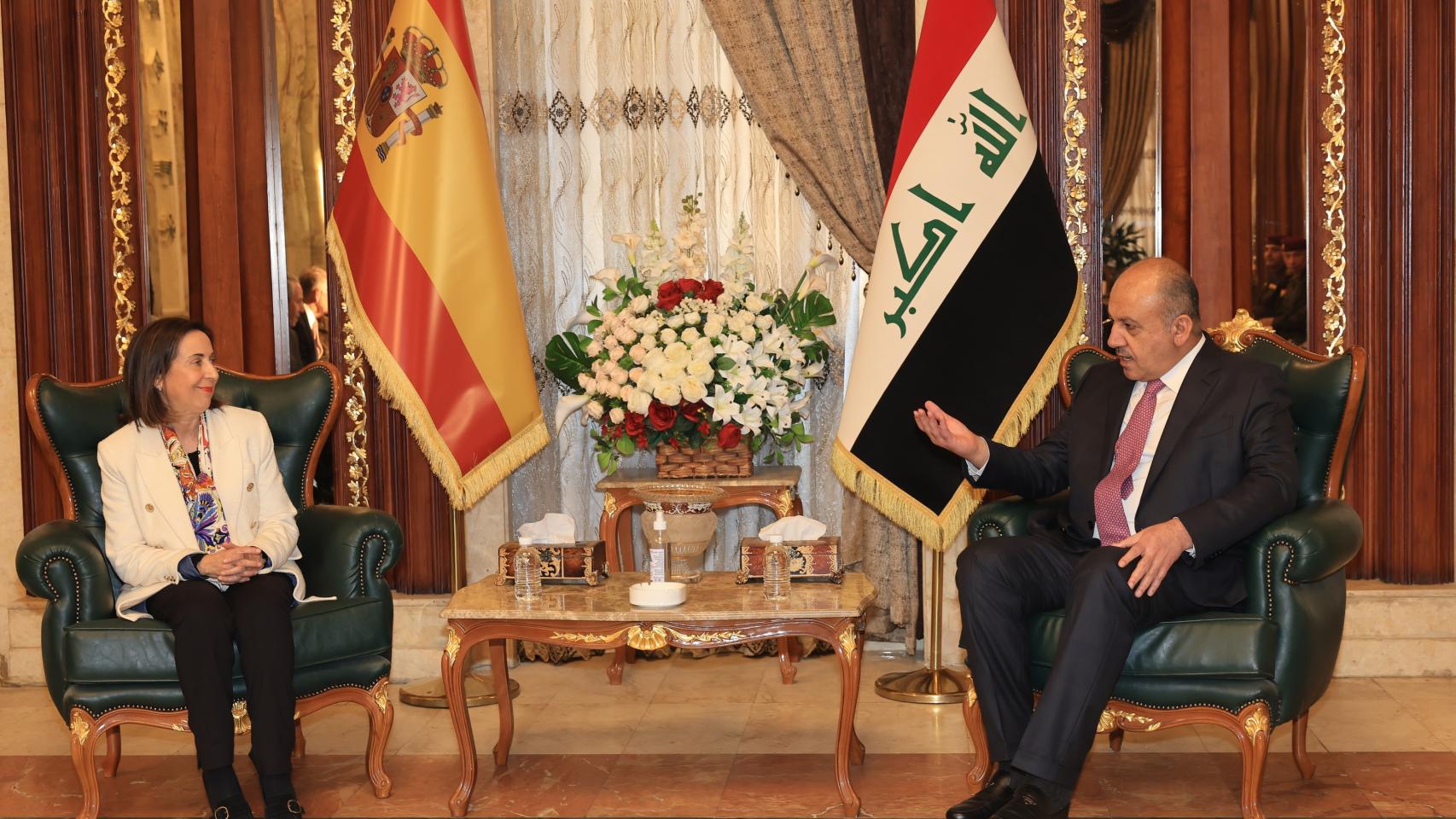 La ministra de Defensa, Margarita Robles, se reúne con su homólogo iraquí, Thabit Mohamad Said al Abassi.