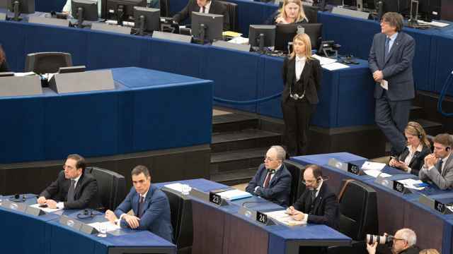 Carles Puigdemont espera su turno, detrás de Pedro Sánchez y José Manuel Albares, en el pleno del Parlamento Europeo, en Estrasburgo.
