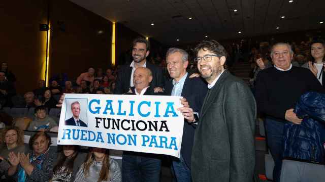 Diego Calvo (i), un simpatizante del PP, Alfonso Rueda y Carlos Calvelo en el mitin de Arteixo