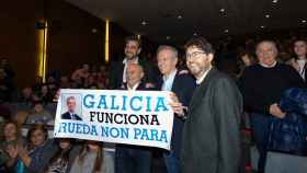 Diego Calvo (i), un simpatizante del PP, Alfonso Rueda y Carlos Calvelo en el mitin de Arteixo