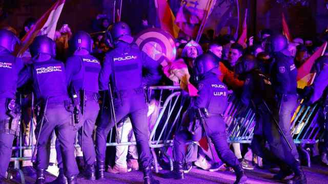 La Policía reprime la concentración en Ferraz, el pasado 6 de noviembre.