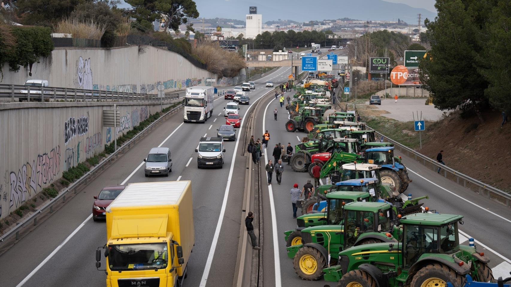 Unos 150 tractores han cortado este martes sobre las 16 horas la carretera C-17, sentido sur, a la altura de Parets del Vallès.