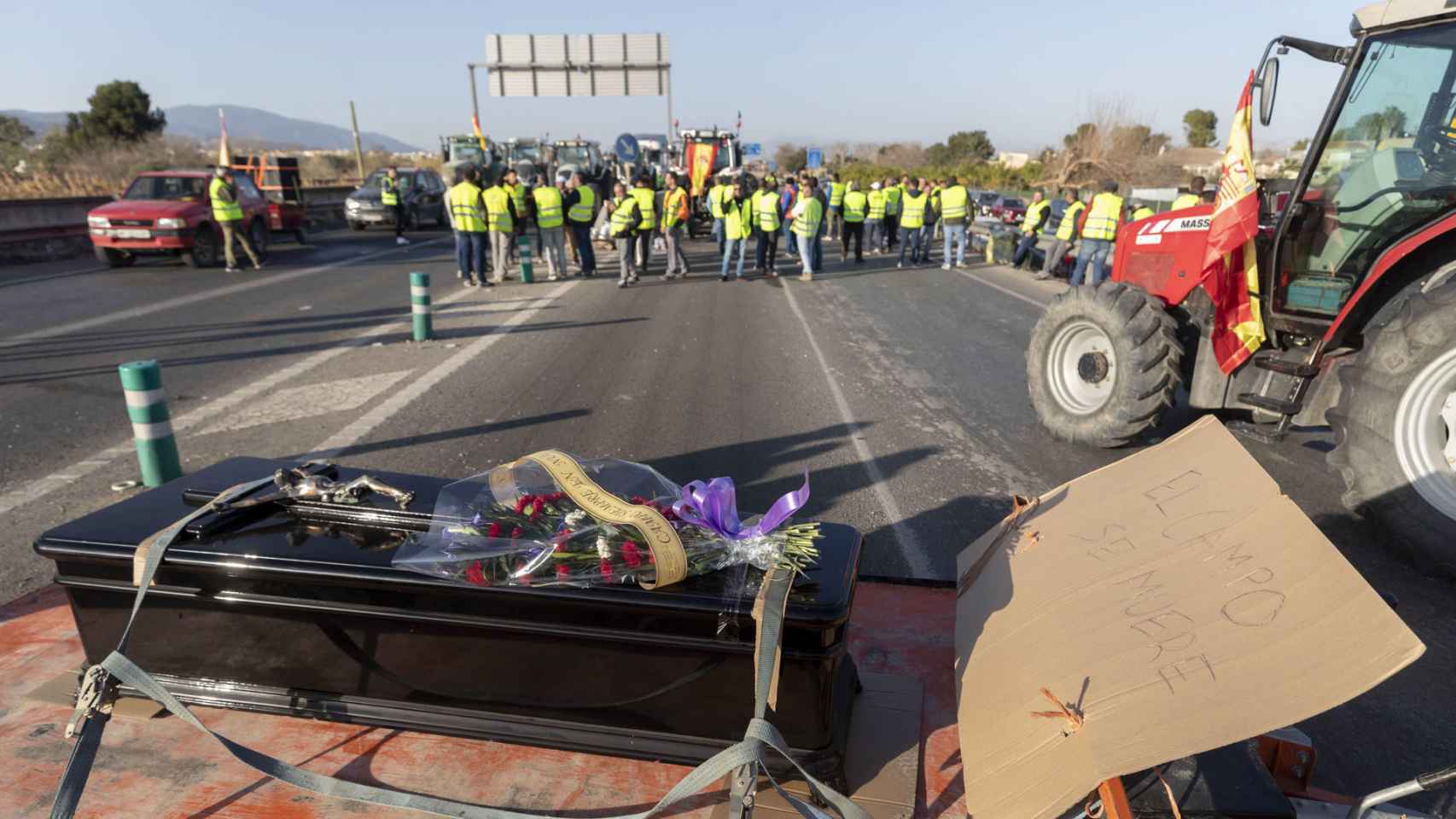 Varias decenas de agricultores mantienen cortada con sus tractores la autovía MU-30 de Murcia este miércoles.