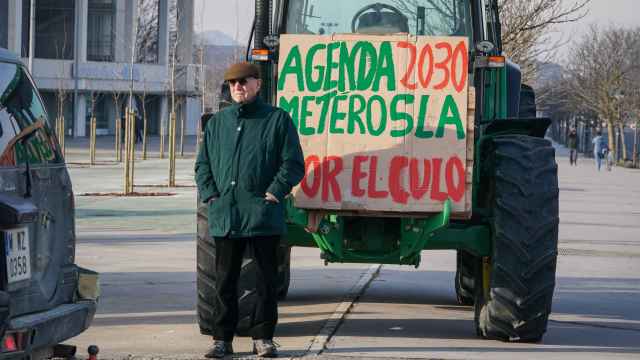 Un agricultor y un tractor con un cartel durante una concentración en la segunda jornada de protestas en Vitoria