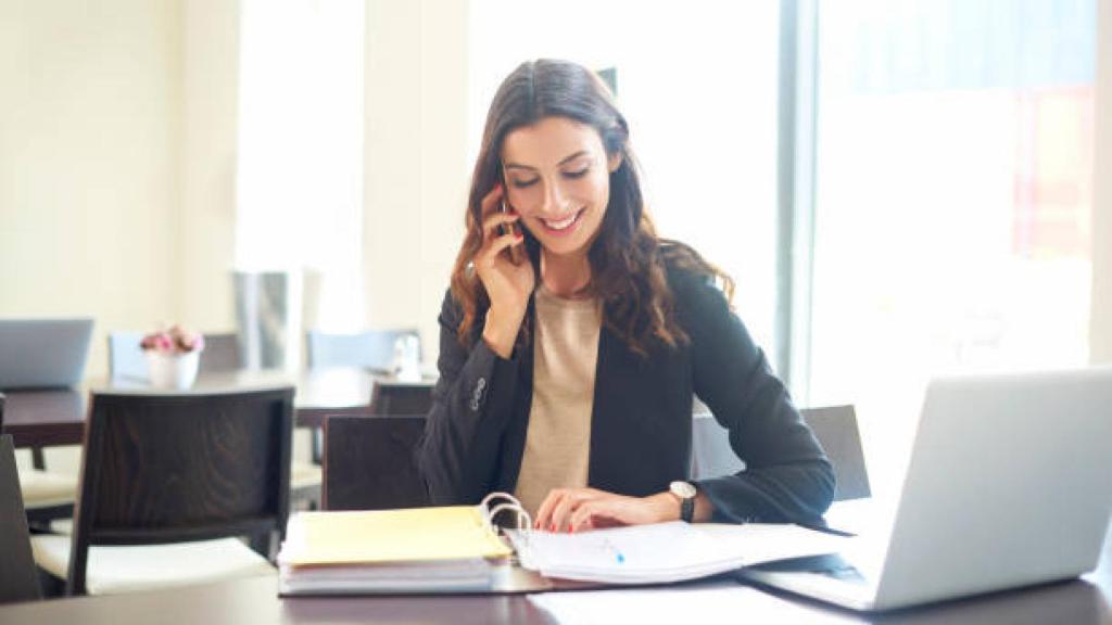 Una mujer ejerciendo de asistente personal