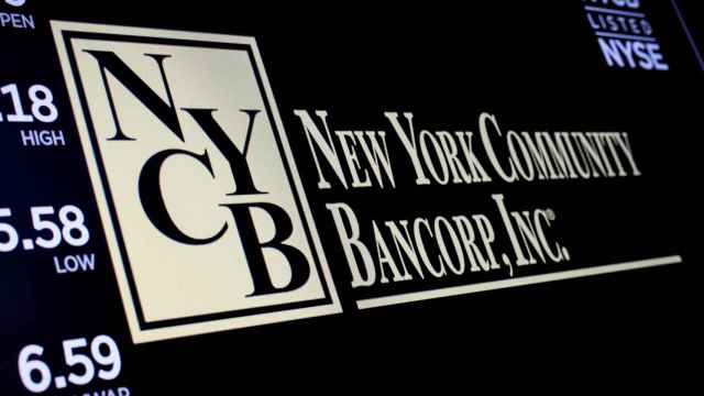 Logo de New York Community Bancorp en una pantalla de la Bolsa de Nueva York.