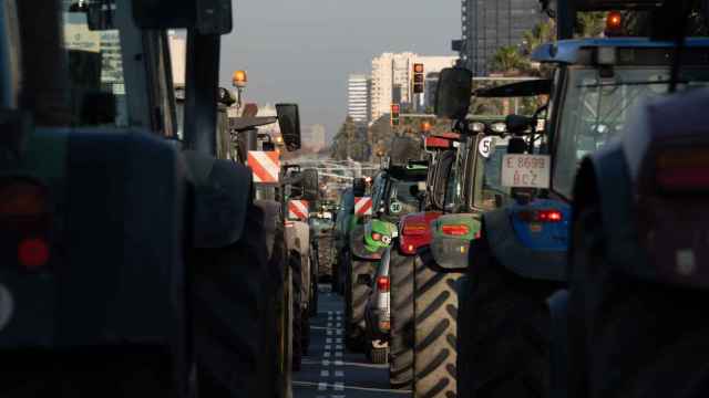 Varios tractores de agricultores se dirigen a la avenida Diagonal de Barcelona durante la segunda jornada de protestas