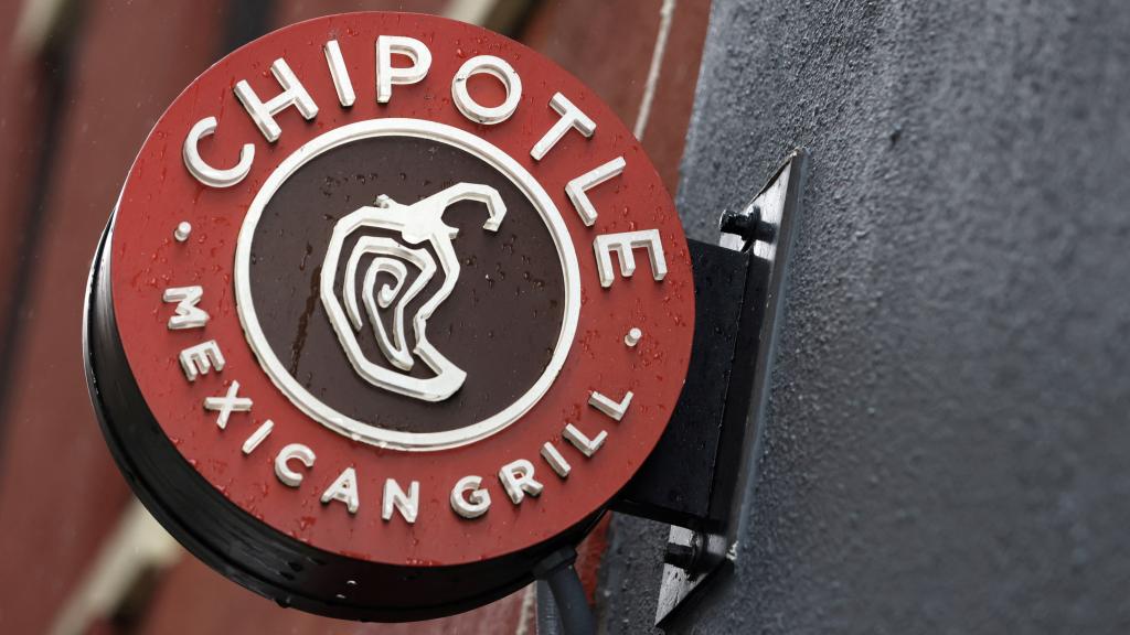 El logo de Chipotle en la entrada de uno de sus restaurante de Manhattan, en Nueva York.