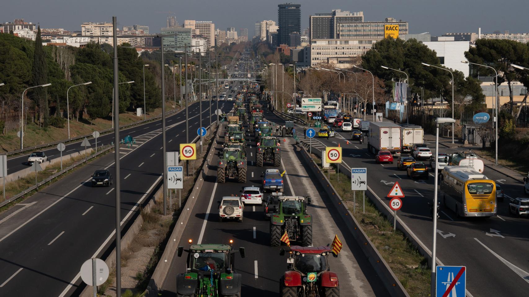 Varios tractores de agricultores se dirigen a la avenida Diagonal de Barcelona durante la segunda jornada de protestas.
