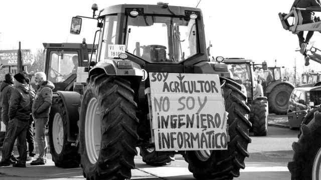 Un tractor con un cartel durante una concentración en la segunda jornada de protestas de los agricultores