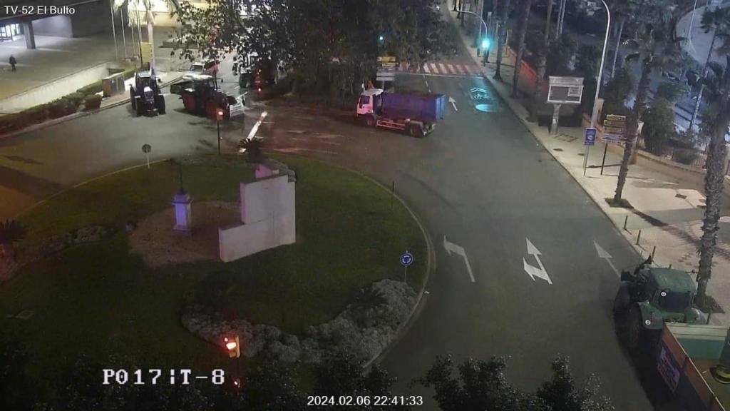 Imagen del eje litoral de Málaga, cortado por la presencia de tractores.