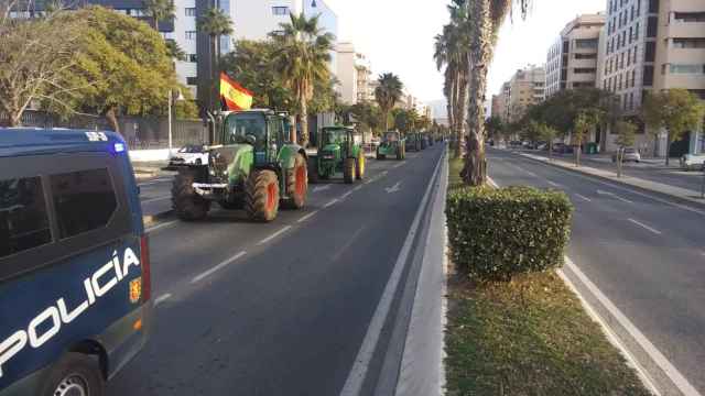 Los tractores se retiran de Málaga capital tras más de 24 horas de protesta frente al puerto.