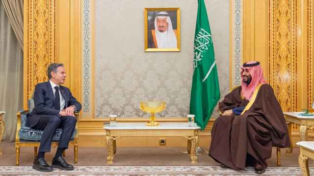 A la izquierda, el secretario de Estado estadounidense, Antony Blinken, y a la derecha el príncipe heredero y líder de Arabia Saudí, Mohammed bin Salman. 5 de febrero de 2024, en Riad.