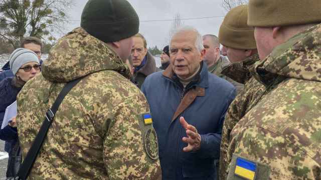 El alto representante de la Unión Europea para Asuntos Exteriores, Josep Borrell, con militares ucranianos este martes a las afueras de Kiev.