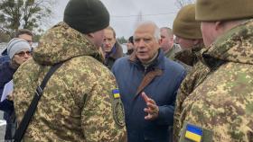 El alto representante de la Unión Europea para Asuntos Exteriores, Josep Borrell, con militares ucranianos este martes a las afueras de Kiev.