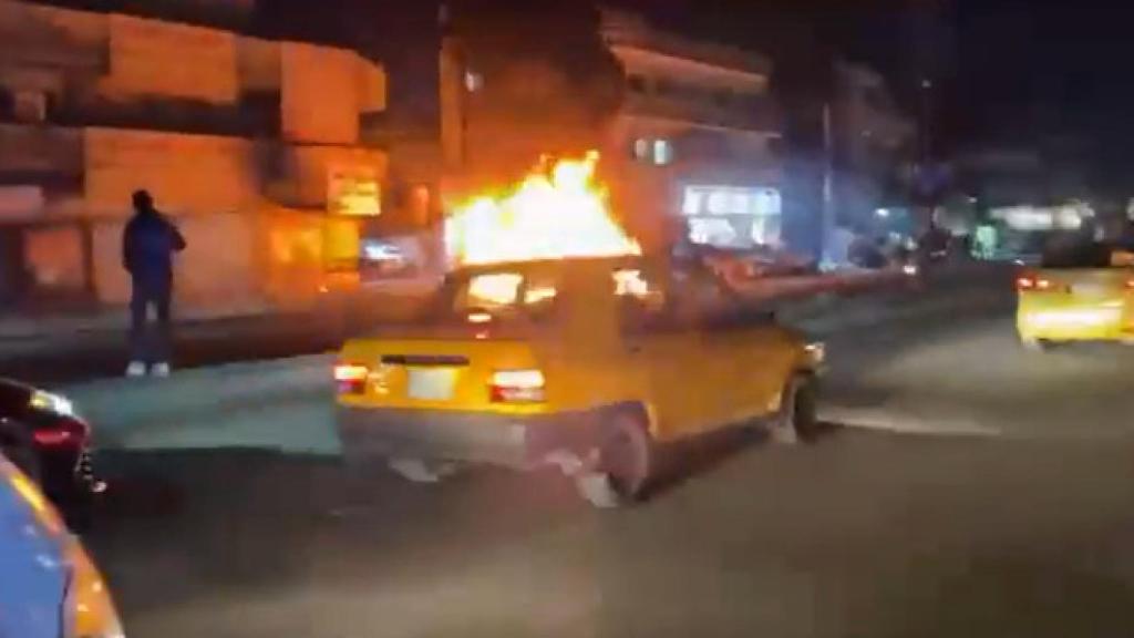 El coche en el que presuntamente viajaba un comandante de Hezbolá, en llamas tras el ataque de EEUU en Irak.