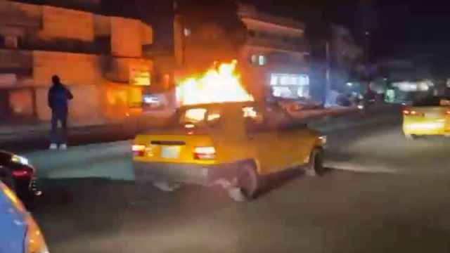 El coche en el que presuntamente viajaba un comandante de Hezbolá, en llamas tras el ataque de EEUU en Irak.