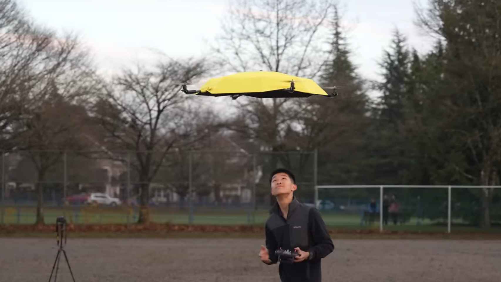 Inventa un paraguas que vuela sobre la cabeza