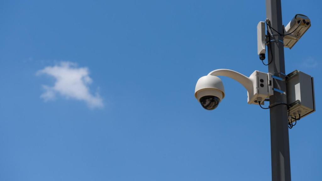 Cámaras de vigilancia en un poste