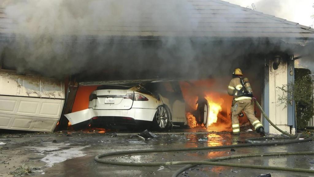 Tesla incendiándose en la cochera de su propietario