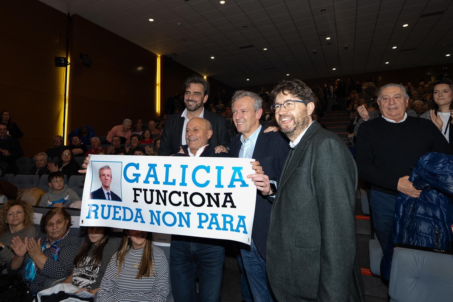 Rueda, Calvo y Carlos Calvelo con un simpatizante en el mitin de Arteixo