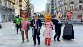 Abel Caballero junto a un grupo de cabezudos en la presentación del Entroido.