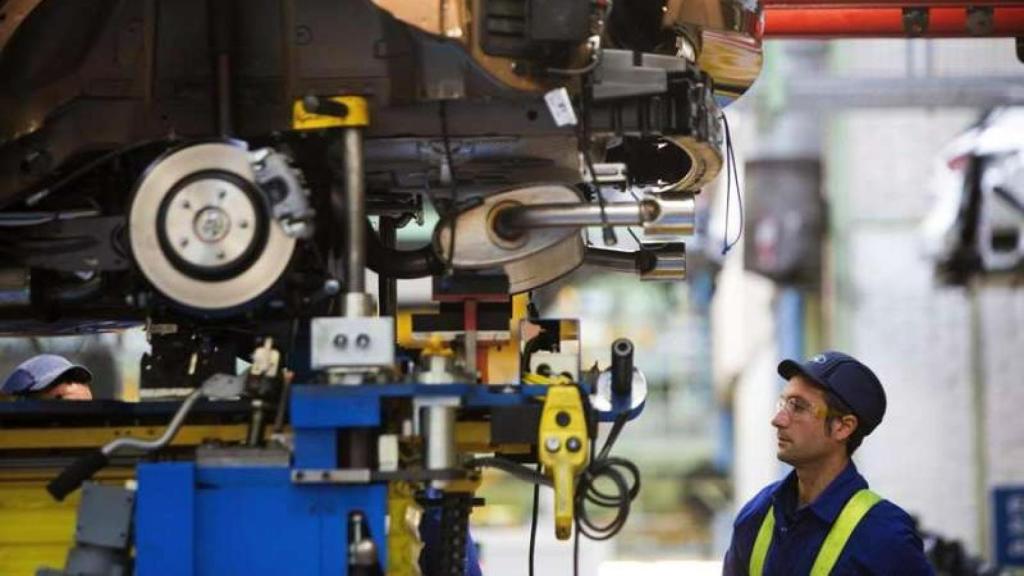 Empleado de Ford Almussafes. Efe / Biel Aliño